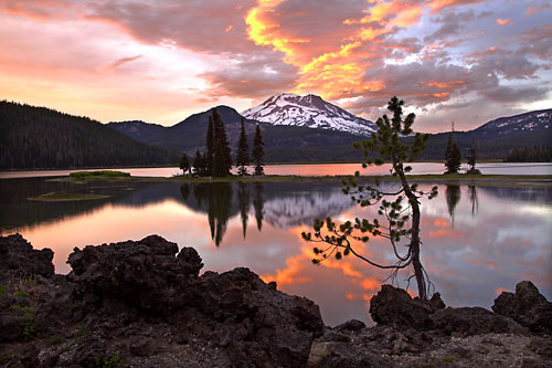 Sparks Lake, Sunrise, Bend, Oregon recreation upper Descutes River volcano
